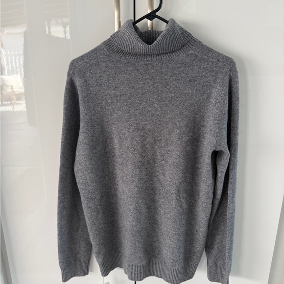 Elegant Gray Women's Turtleneck Sweater Merino Wool - Picture 2 of 7